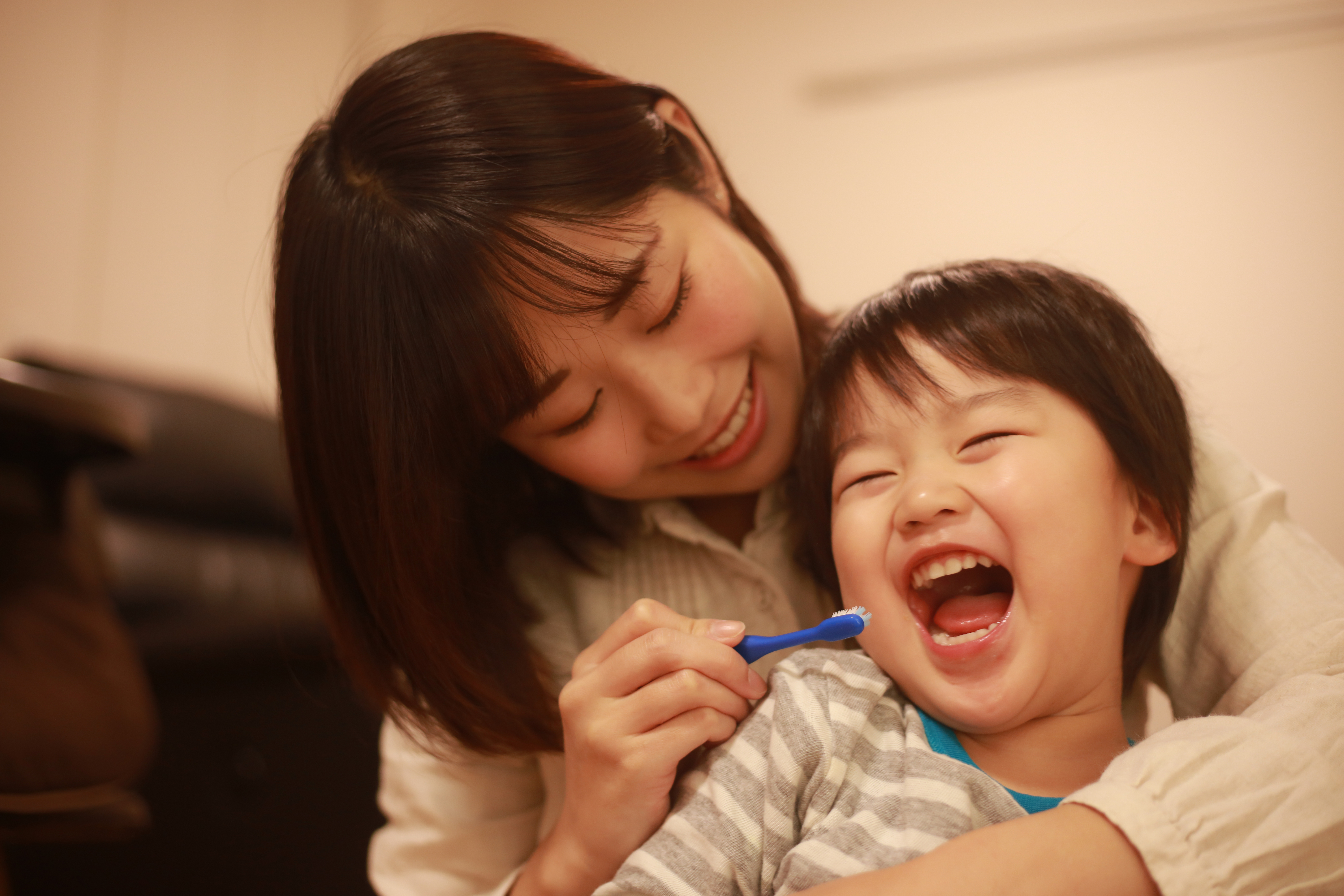 歯磨きする親子